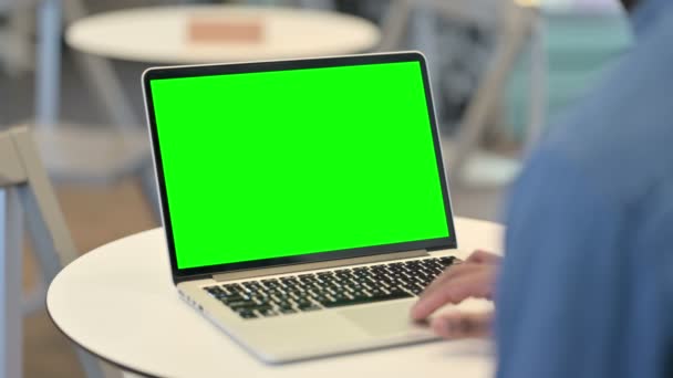 Hombre trabajando en el ordenador portátil con pantalla clave de croma verde, Vista trasera — Vídeos de Stock