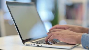 Laptop Klavyesinde Yazan Afrikalı Adamın Ellerinin Kapanışı