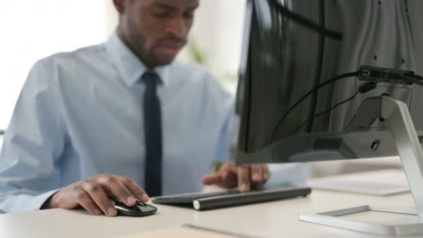 Бизнесмен, работающий на рабочем столе с помощью мыши и клавиатуры — стоковое видео