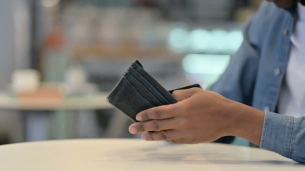 Hombre africano chequeando billetera vacía, de cerca — Vídeos de Stock