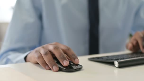 Manos del hombre africano usando el ratón y el teclado, de cerca — Vídeos de Stock