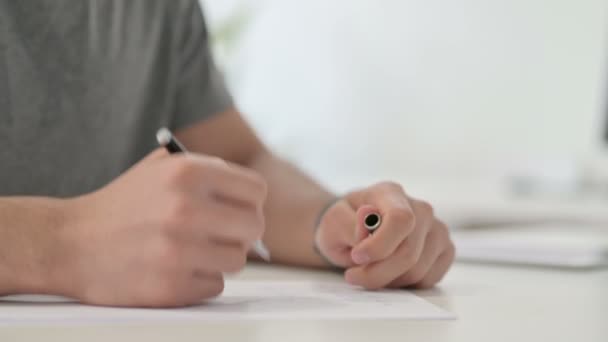 Dłonie niespokojnego mężczyzny wiążącego się do pisania na papierze, zbliżenie — Wideo stockowe