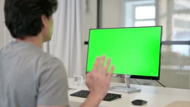 Chamada de vídeo por empresário na área de trabalho com tela chave Chroma verde, — Vídeo de Stock