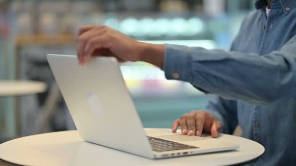 African Man Otwieranie Laptop i pisanie na maszynie w Cafe, zbliżenie — Wideo stockowe
