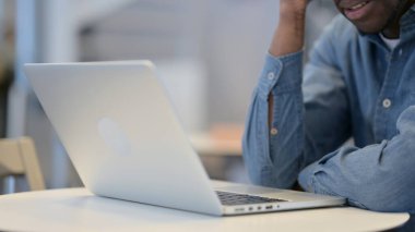 Adam dizüstü bilgisayarda çalışırken kayboluyor, Kapat 