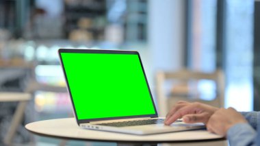 Yeşil Krom Anahtar Ekranlı Adam Laptop Kullanıyor, Kapat 