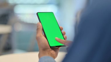 Krom Ekran ile Akıllı Telefon Kullanan Afrikalı Adam