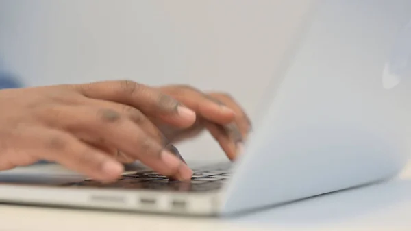 Close Up of Hands of African Man Typing on Smartphone — Stock Photo, Image