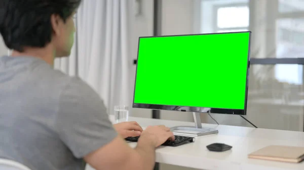 Homme d'affaires en utilisant le bureau avec écran de clé Chroma vert — Photo