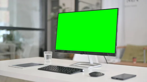 Primo piano del desktop con schermo chiave croma verde — Foto Stock