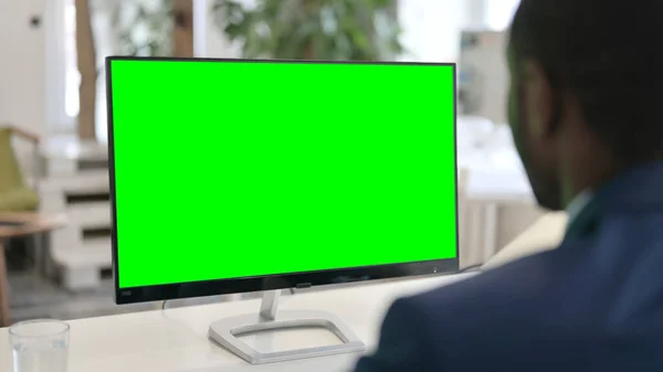 Az asztali számítógépet használó üzletember zöld Chroma Key Screennel — Stock Fotó