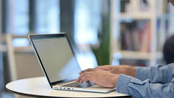 Primo piano dell'uomo africano che lavora sul computer portatile — Foto Stock