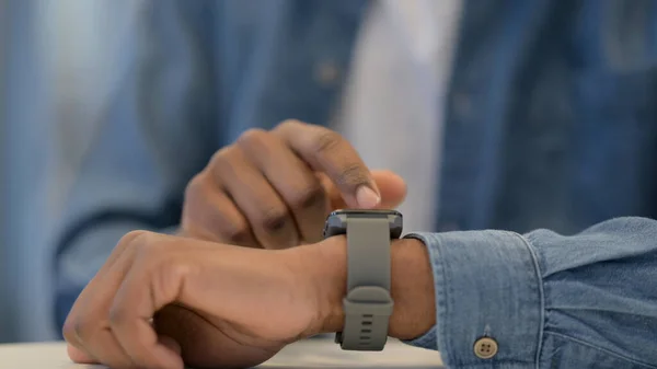 Manos de hombre africano usando reloj inteligente, de cerca — Foto de Stock