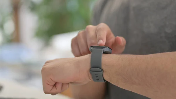 Manos de Joven Usando Smartwatch, Primer plano — Foto de Stock