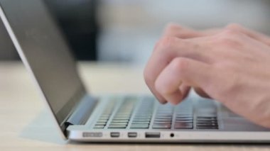 Laptop 'ta Eller Daktiloya Kapat, Yan Görünüm