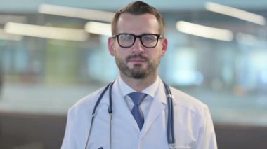 Genç Erkek Doktor 'dan Başparmaklar Aşağı Hareketlerinin Portresi 