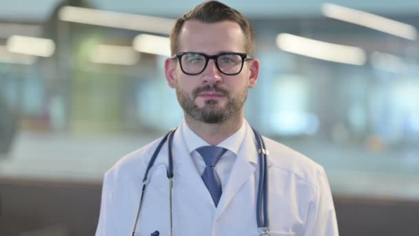 Porträtt av ung manlig doktor ler mot kameran — Stockvideo
