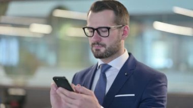 Smartphone kullanan Orta Çağ İşadamı Portresi