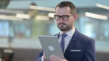 Dijital Tablet kullanan Orta Çağ İşadamı Portresi