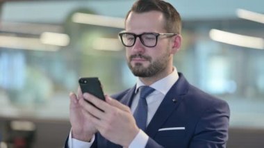 Smartphone 'da Kutlanan Orta Çağ İşadamı Portresi