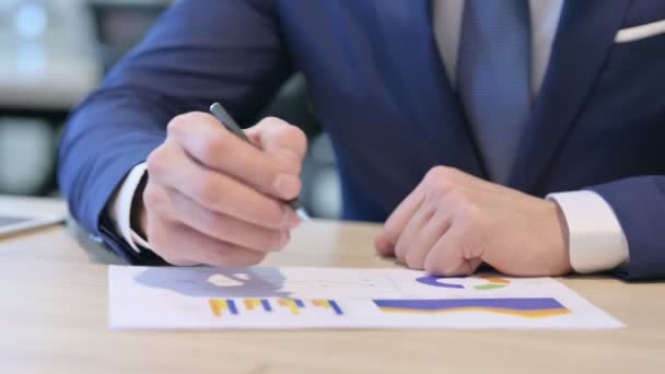 Close up of Hands of Businessman Studium sestav na papíře — Stock video