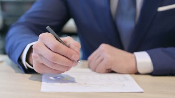 Primer plano de las manos de los empresarios que escriben sobre papel — Vídeos de Stock