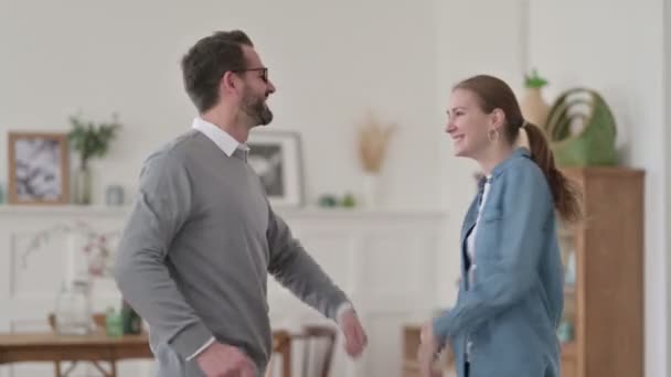 Çekici Çift Evde Dans Ediyor ve Eğleniyor — Stok video