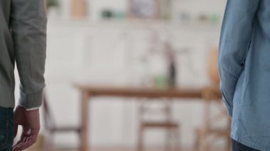 Çift Tutuşunun Elleri