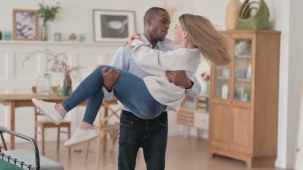 Movimento lento do homem africano rodopiando com mulher branca em braços — Vídeo de Stock