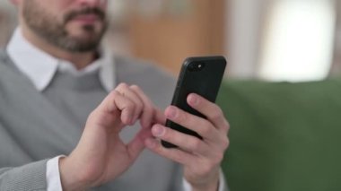 Smartphone kullanarak Orta yaşlı adamın ellerine yaklaş 
