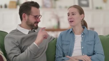 Çekici çift koltukta otururken sohbet ediyorlar.