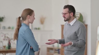 Orta Yaşlı Adam Ev Ortağıyla Tartışıyor 