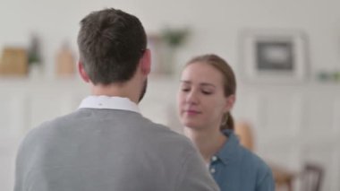 Evde Ayakta Kucaklaşan Çift 