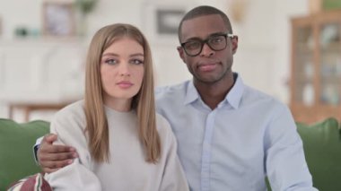 Karma Irk Çifti Koltukta Otururken Kameraya Bakıyor 