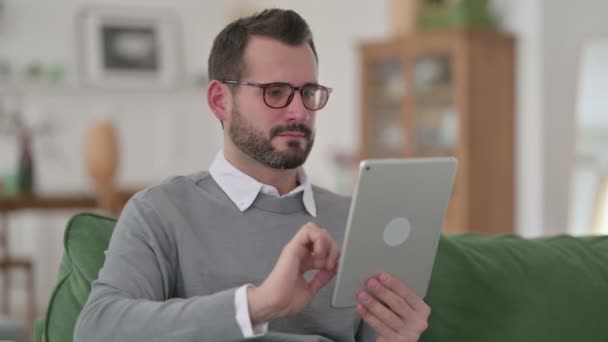 Hombre de mediana edad usando tableta digital en el hogar — Vídeos de Stock