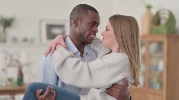 Afrikaanse man met blanke vrouw in armen en wervelende, Home — Stockvideo