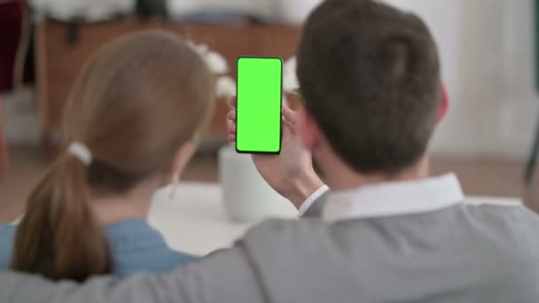 Ζευγάρι που χρησιμοποιεί το Smartphone με την βασική οθόνη Chroma — Αρχείο Βίντεο