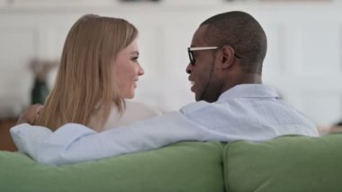 Karışık Irk Çiftini Sevmenin Arka Görünümü Koltukta Otururken Konuşuyor 