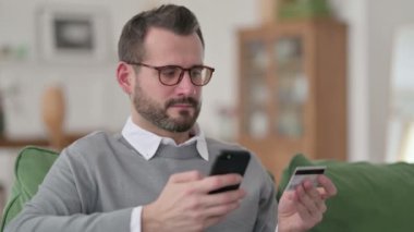 Orta yaşlı adam Smartphone 'da Çevrimiçi Ödeme Yapıyor 