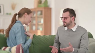 Koltukta oturan, tartışan, kavga eden çift 