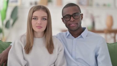 Pozitif Karışık Irk Çifti Başparmaklarını Gösteriyor, Ev 