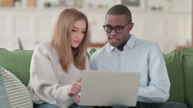 Karışık Yarış Çifti Laptop ve Ev 'de Çalışırken Heyecanlı 