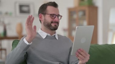 Tablette Video Sohbeti yapan Orta Yaşlı Adam 