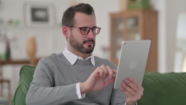 Mann mittleren Alters feiert Erfolg auf Tablet — Stockvideo