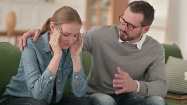 Man försöker lugna ner gråtande kvinna, par — Stockvideo