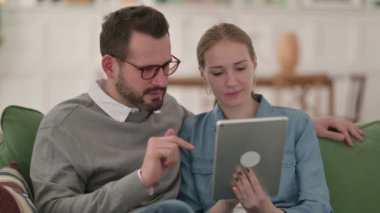 Evde Tabletteki Kaybına Tepki Veren Çift 