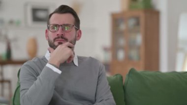 Orta Yaşlı Adam Koltukta Otururken Düşünüyor 