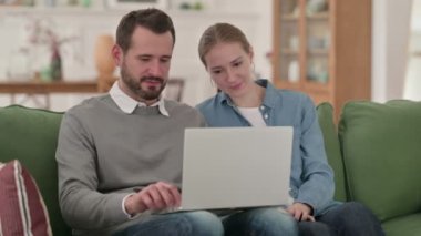 Çift Evde Dizüstü bilgisayarda çalışırken Heyecanlı 