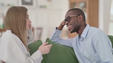 Mutlu Karışık Irk Çifti Koltukta Otururken Sohbet Ediyor