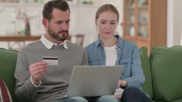 Sukses Belanja Online Pembayaran di Laptop oleh Pasangan — Stok Video